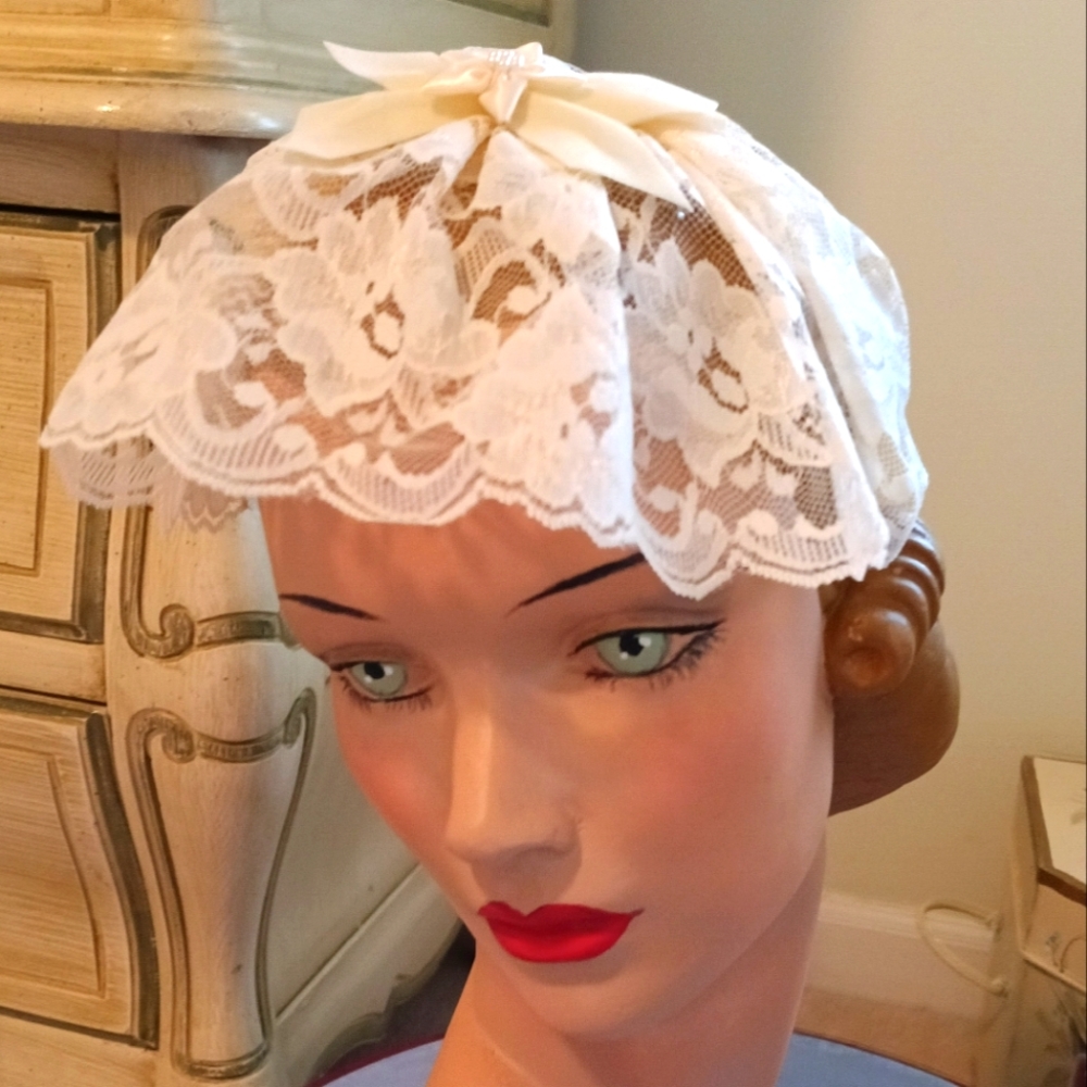MINT, VINTAGE LACE HEAD COVERING WITH ATTACHED BOW AND COMB!